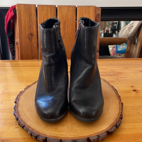 Vince Camuto Leather Bootie - Picture 2 of 4